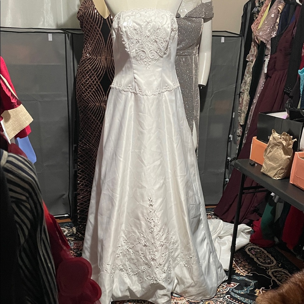 Chic Strapless White Dress with Embroidery